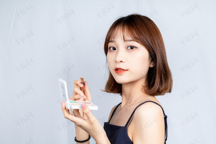 二季度银行业运行保持稳健，不良贷款环比实现双降